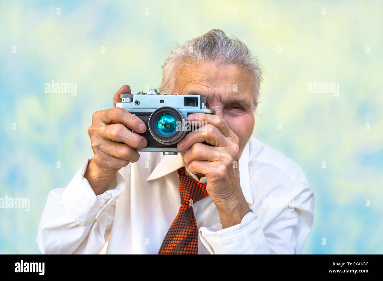 Femme âgée avec appareil photo. Focus sélectif. Banque D'Images