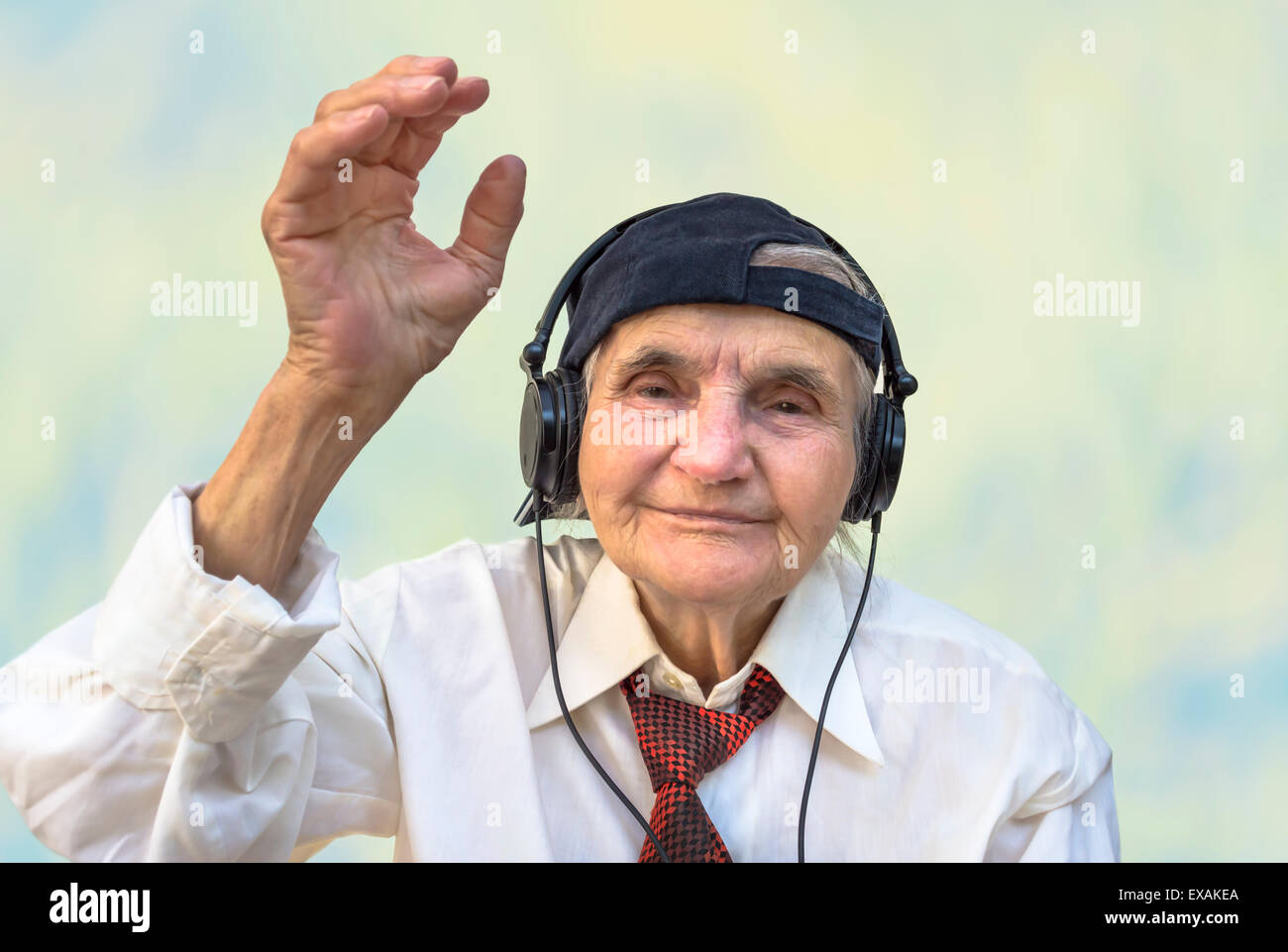 Heureux femme âgée avec des écouteurs pour écouter de la musique. Focus sélectif. Banque D'Images