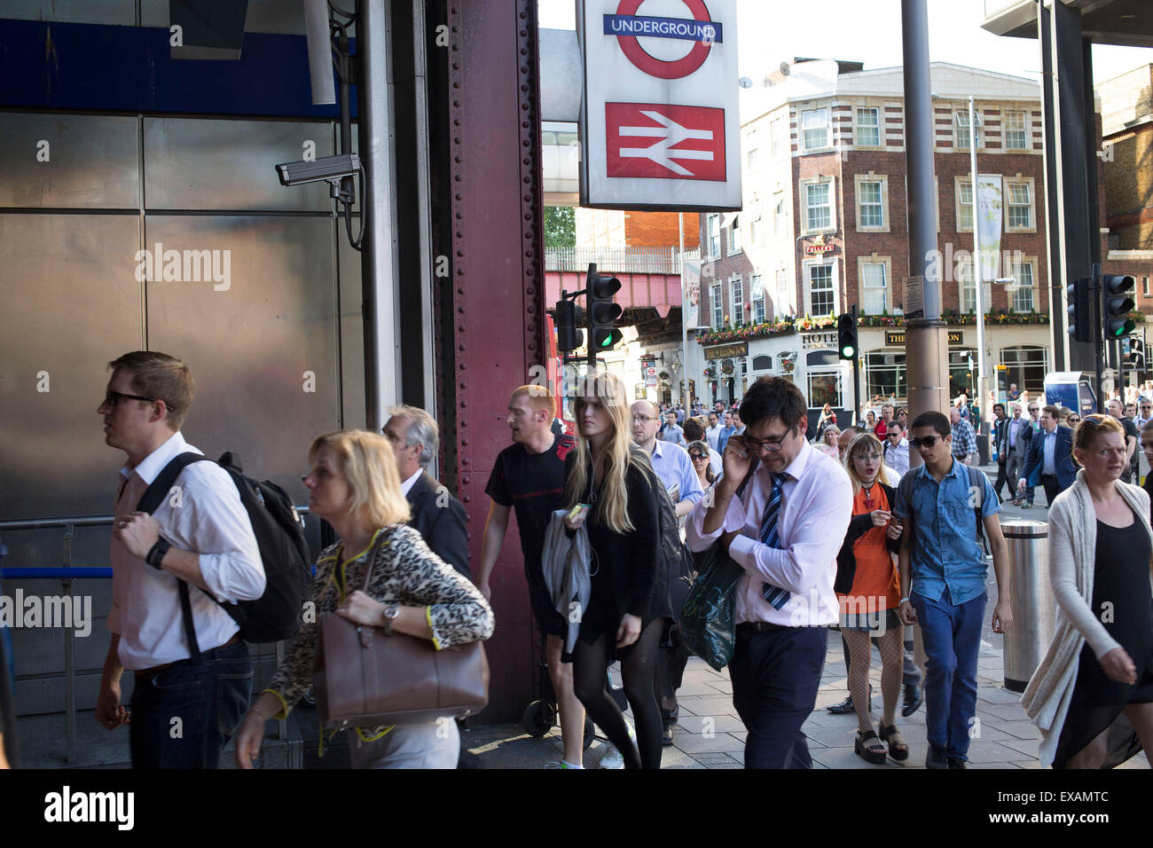 Londres, Royaume-Uni. Jeudi 9 juillet 2015. Tube et grèves de train a causé la misère pour les navetteurs avec l'ensemble de réseau du métro de Londres à l'arrêt et de nombreux services ferroviaires annulé. La grève a été pour protester contre l'augmentation du temps de travail annoncé en raison de la longueur du tube d'être ouvert toute la nuit le week-end. Des foules de gens verser dans Waterloo Station. Banque D'Images