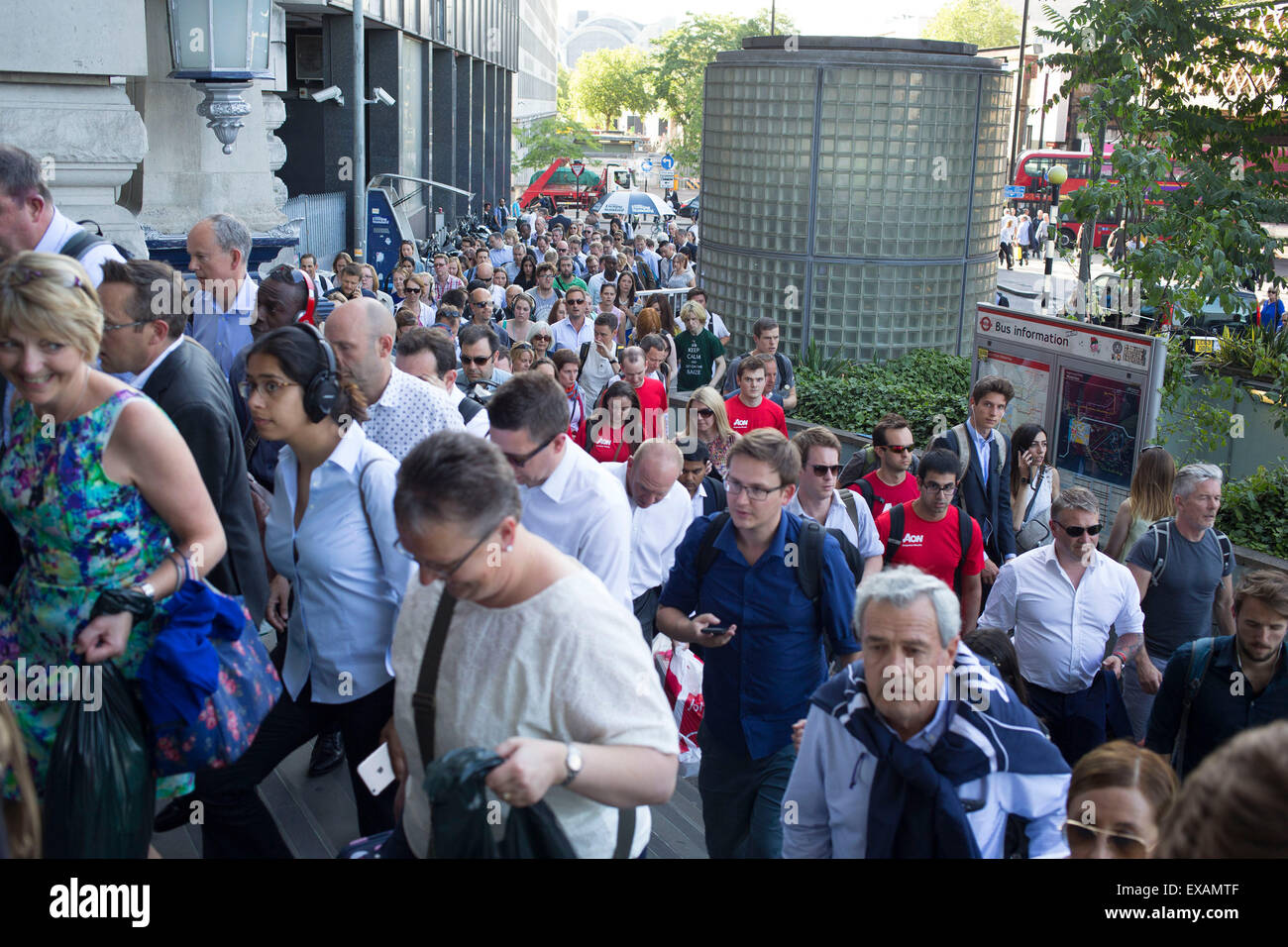 Londres, Royaume-Uni. Jeudi 9 juillet 2015. Tube et grèves de train a causé la misère pour les navetteurs avec l'ensemble de réseau du métro de Londres à l'arrêt et de nombreux services ferroviaires annulé. La grève a été pour protester contre l'augmentation du temps de travail annoncé en raison de la longueur du tube d'être ouvert toute la nuit le week-end. Des foules de gens verser dans Waterloo Station. Banque D'Images