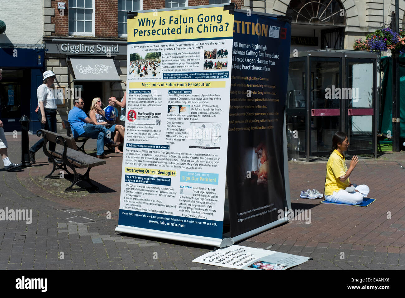 Salisbury, Wiltshire, Royaume-Uni. 10 juillet, 2015. 10 juillet 2015 Salisbury Chinaman protester et méditant et la collecte de signatures pour une pétition contre la Parti communiste chinois (PCC) interdisant le Falun Gong Crédit : Paul Chambers/Alamy Live News Banque D'Images