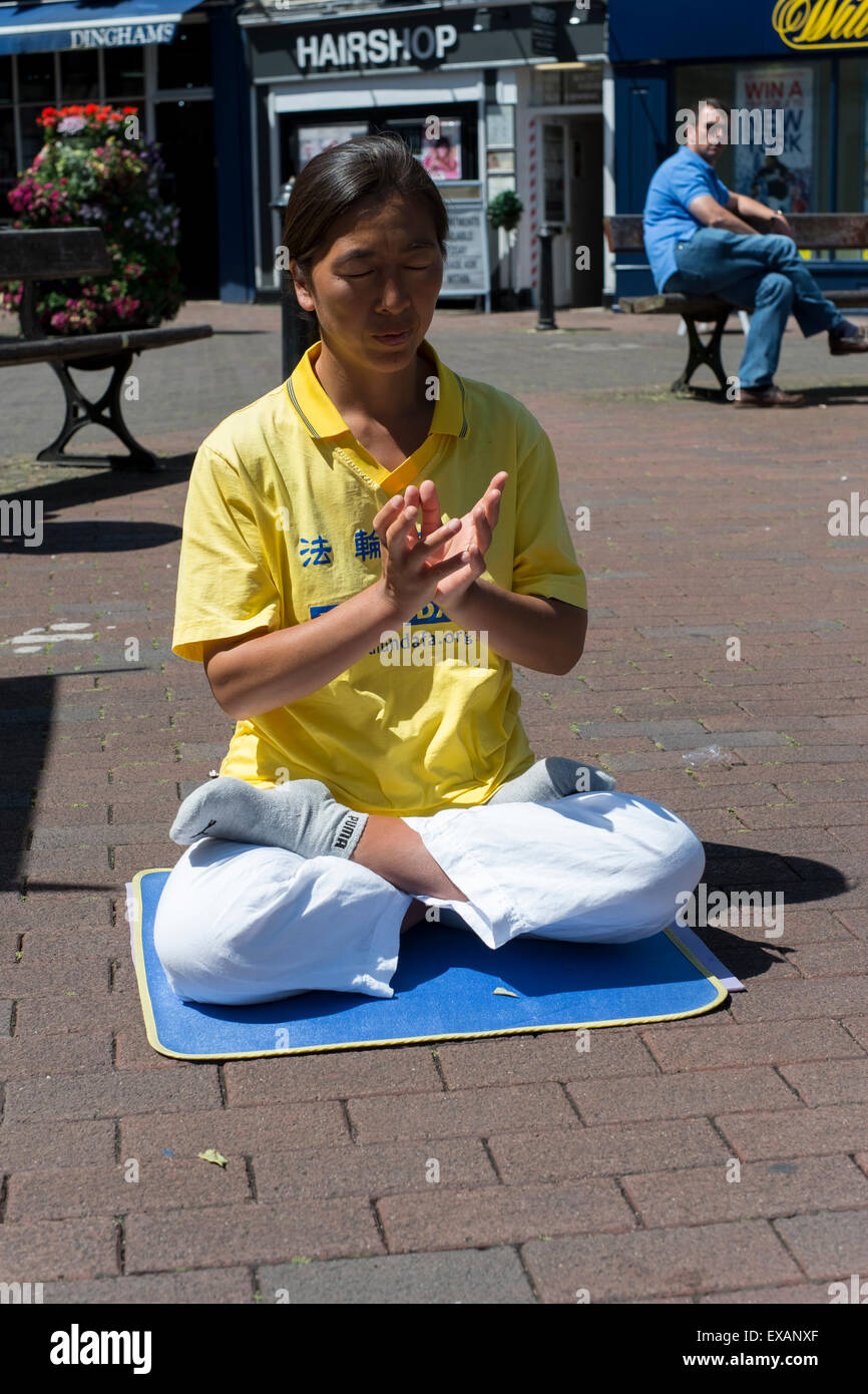 Salisbury, Wiltshire, Royaume-Uni. 10 juillet, 2015. 10 juillet 2015 Salisbury Chinaman protester et méditant et la collecte de signatures pour une pétition contre la Parti communiste chinois (PCC) interdisant le Falun Gong Crédit : Paul Chambers/Alamy Live News Banque D'Images