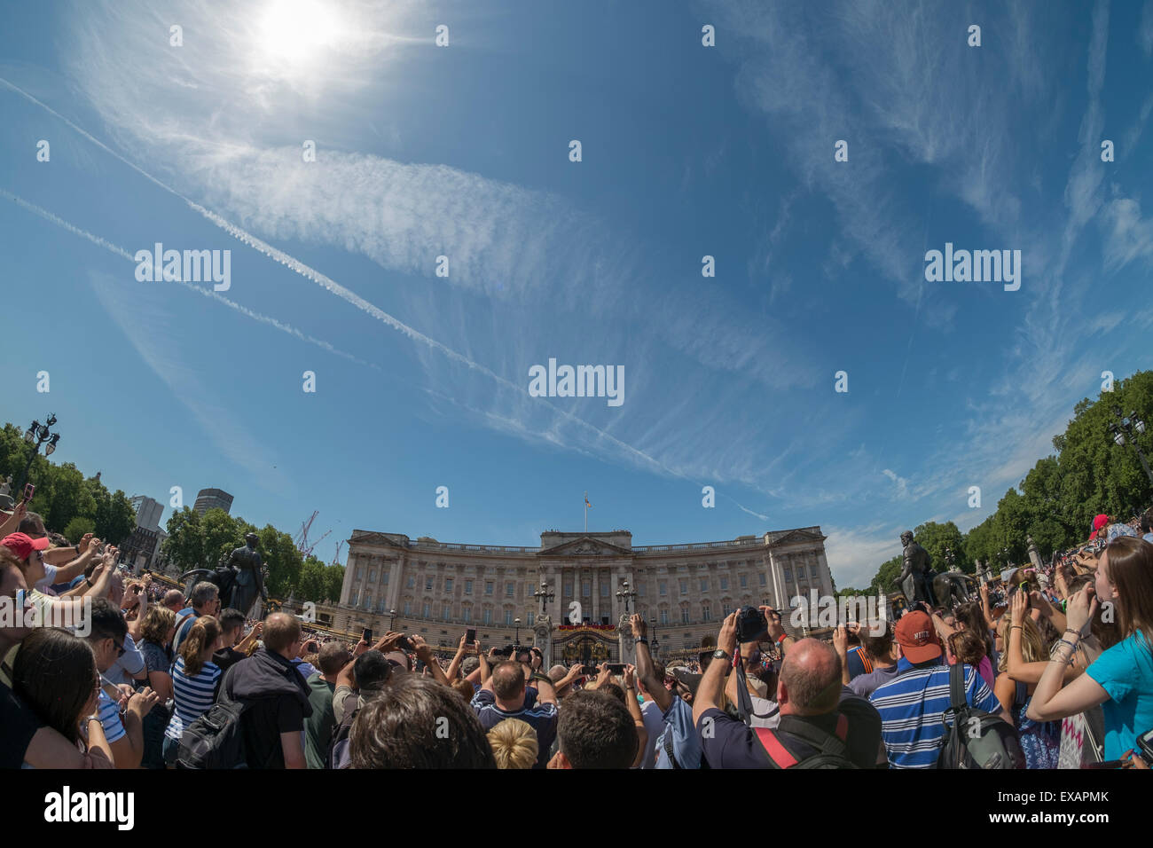 Buckingham Palace, Londres. 10 juillet 2015. 75e anniversaire de la bataille d'Angleterre est marquée par un défilé sur le palais de Buckingham par les avions de la bataille d'Angleterre et de vol des avions de la RAF. Les touristes photographier la Famille royale sur le balcon de Buckingham Palace. Credit : Malcolm Park editorial/Alamy Live News Banque D'Images