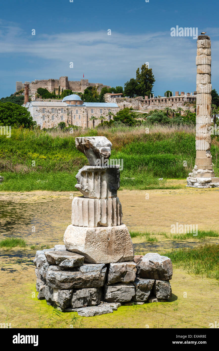 Temple d'Artémis avec forteresse Ayasuluk en arrière-plan, Selcuk, Izmir, Turquie Banque D'Images
