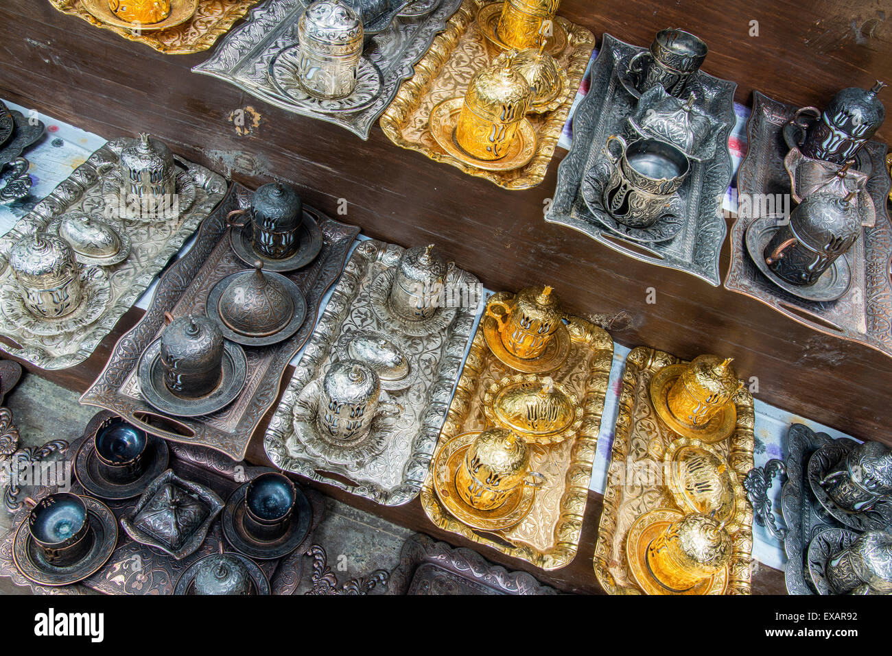 Argent et Bronze de café turc définit en vente dans une boutique du marché, Sirince, Turquie Banque D'Images
