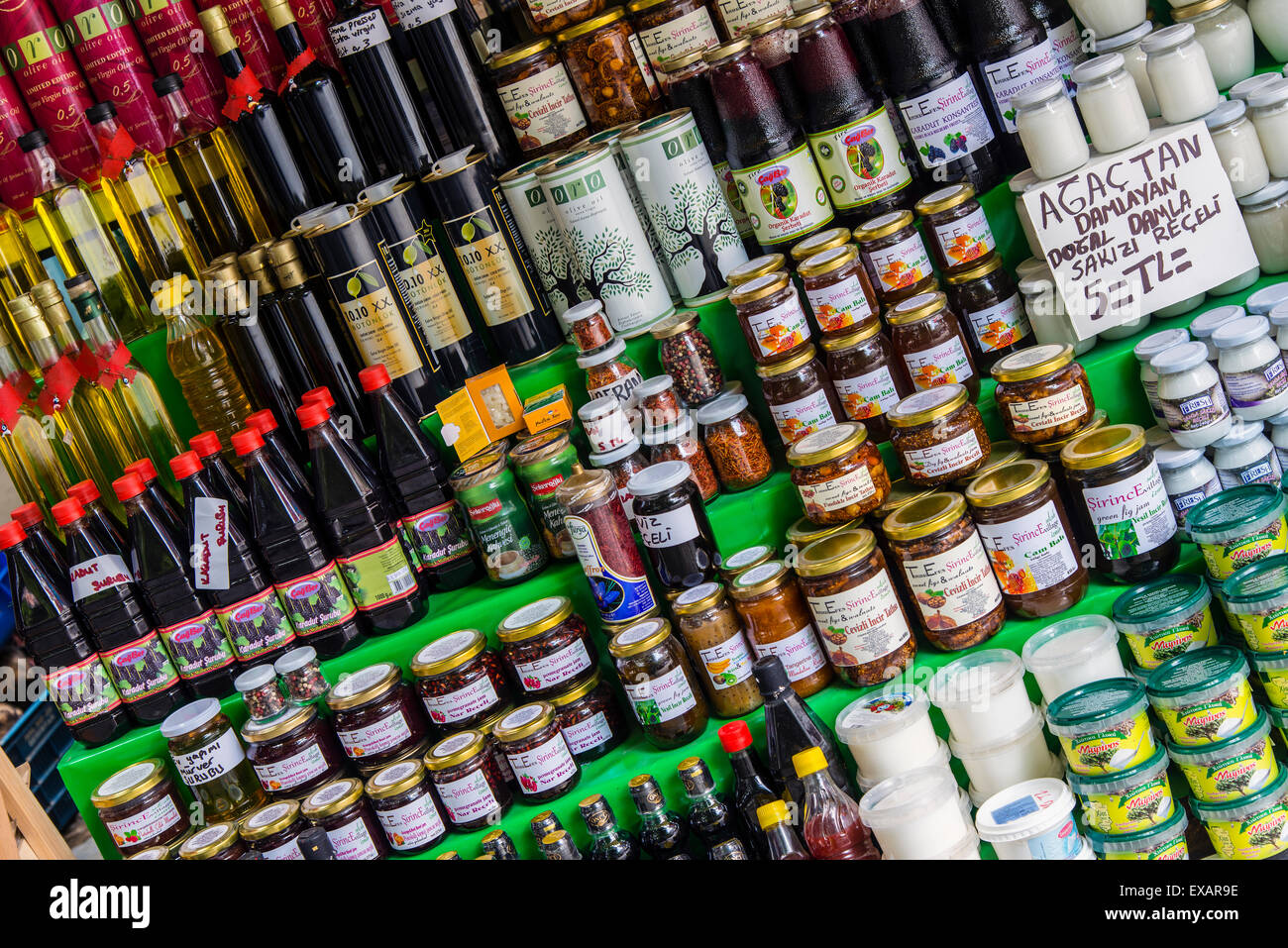 Produits typiques locaux en vente dans un magasin, Sirince, Turquie Banque D'Images