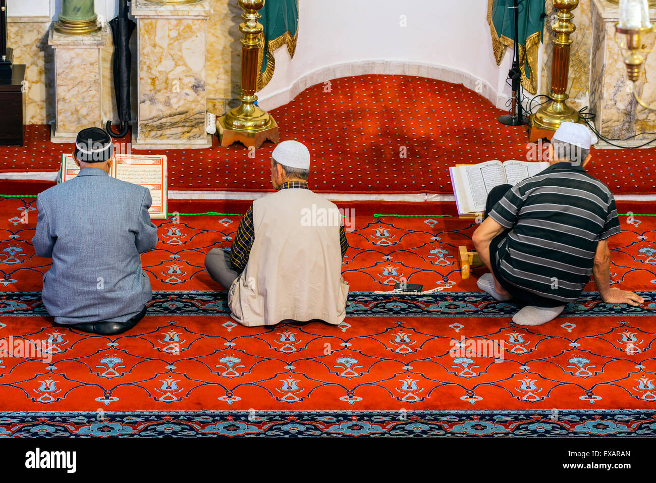 Fidèles priant à l'intérieur de Hisar Camii ou Mosquée Forteresse, Izmir, Turquie Banque D'Images