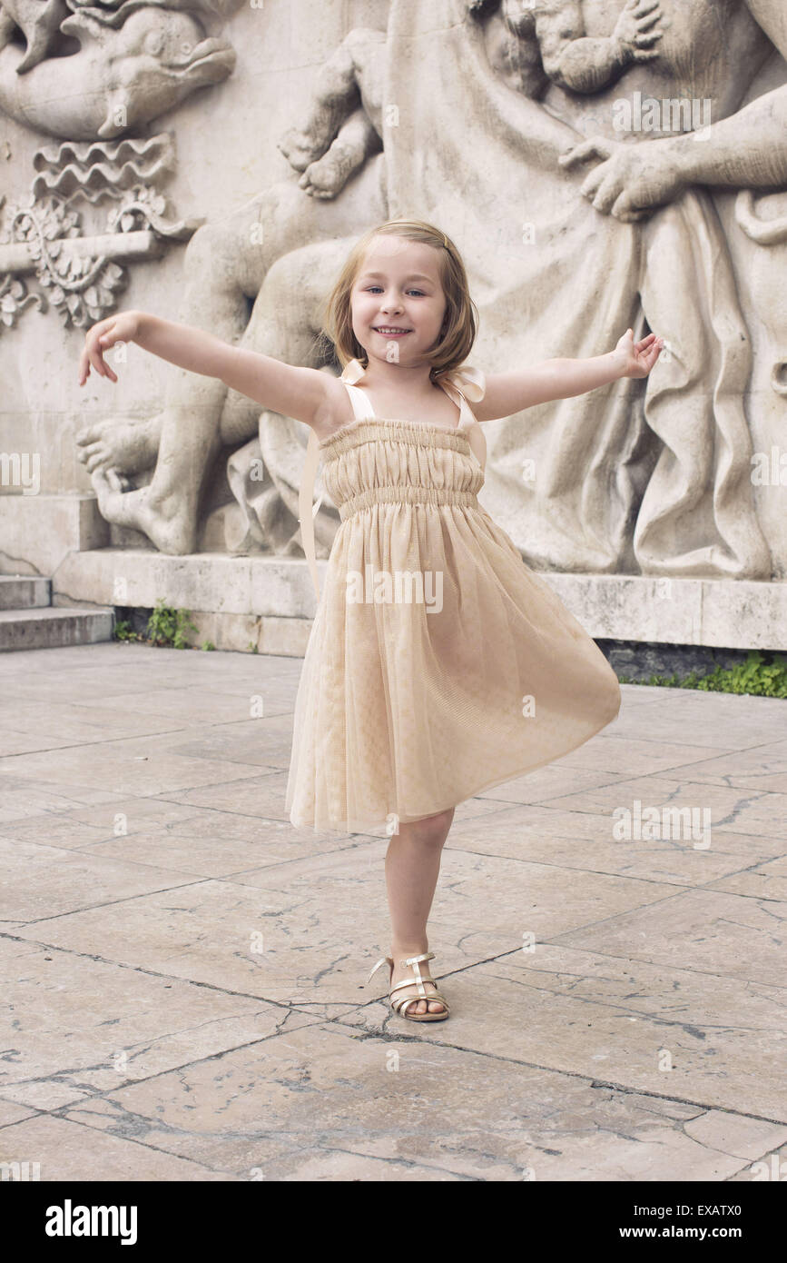 Little girl dancing outdoors Banque D'Images