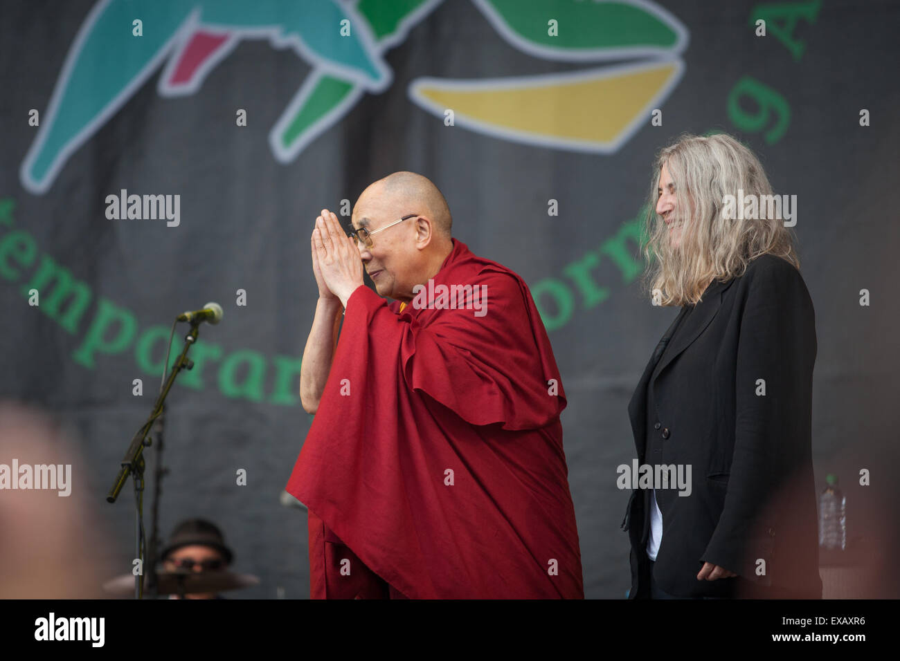Sa Sainteté le Dalaï Lama sur la Pyramide scène avec Patti Smith et son groupe à Glastonbury 28 Juin 2015ième caractère véritable Banque D'Images