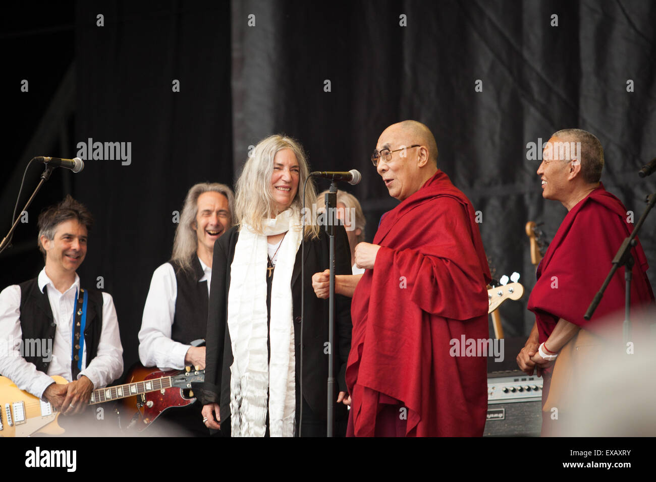 Sa Sainteté le Dalaï Lama sur la Pyramide scène avec Patti Smith et son groupe à Glastonbury 28 Juin 2015ième caractère véritable Banque D'Images