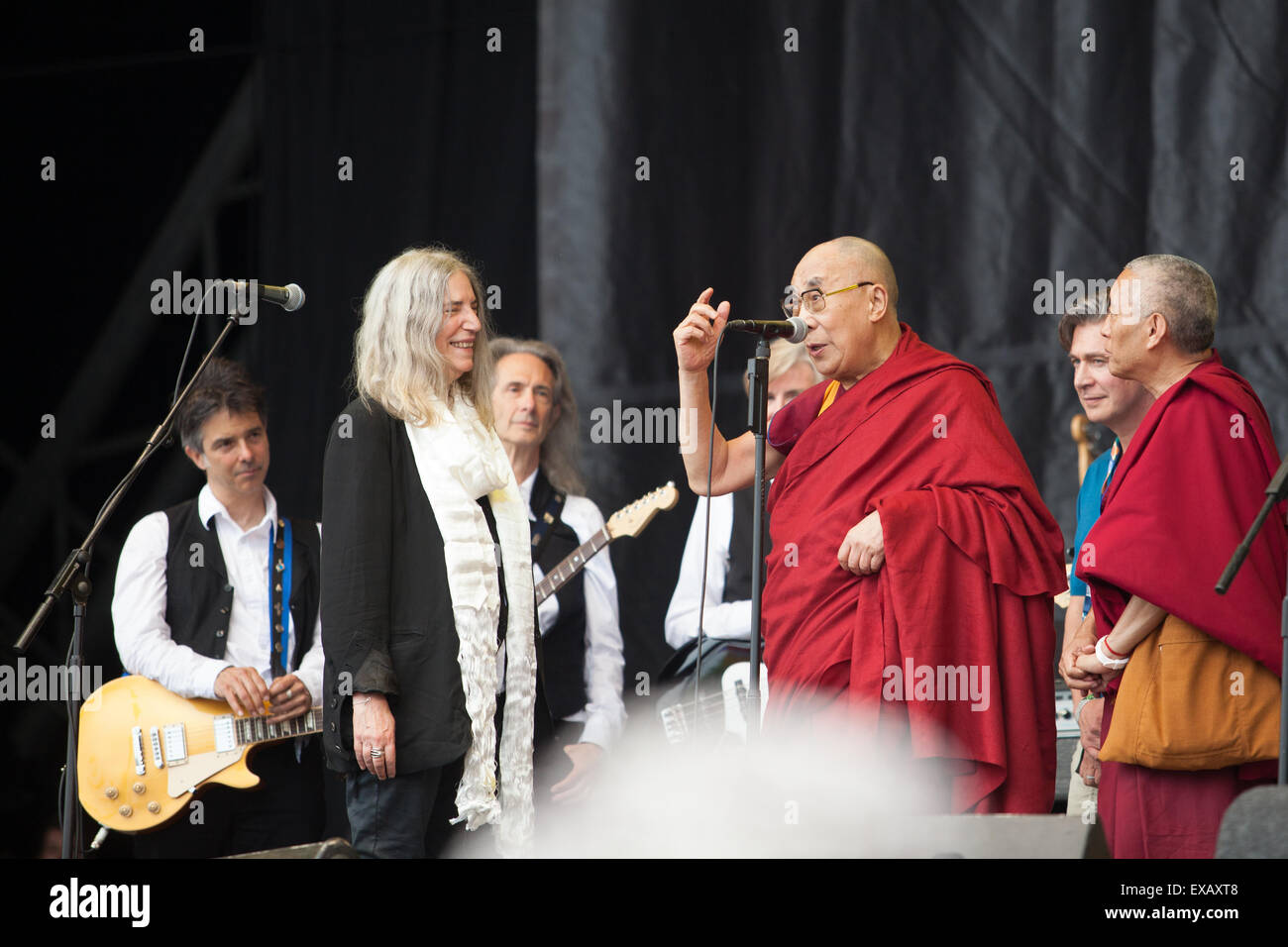 Sa Sainteté le Dalaï Lama sur la Pyramide scène avec Patti Smith et son groupe à Glastonbury 28 Juin 2015ième caractère véritable Banque D'Images