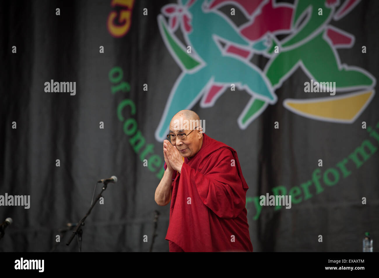 Sa Sainteté le Dalaï Lama la foule de vœux à partir de la pyramide, le Festival de musique de Glastonbury 2015 Banque D'Images