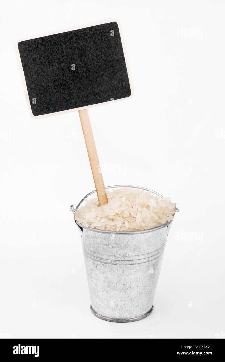 Pointeur, prix en seau de grains de riz, sur un fond blanc Banque D'Images