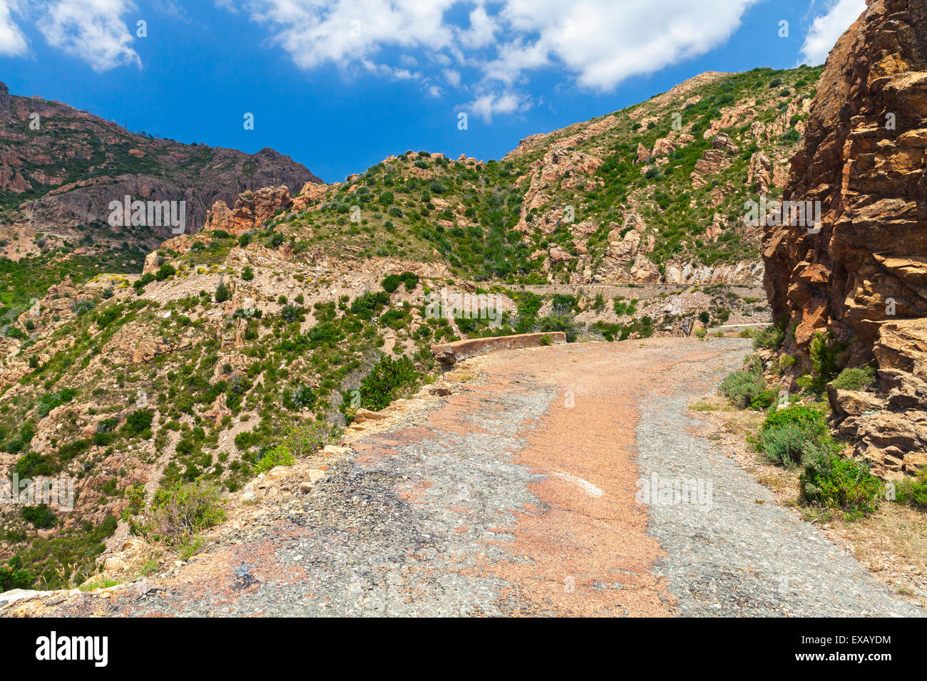 En ce qui concerne l'ancien chemin de montagne, paysage de la Corse, France. La région de Porto Vecchio Banque D'Images