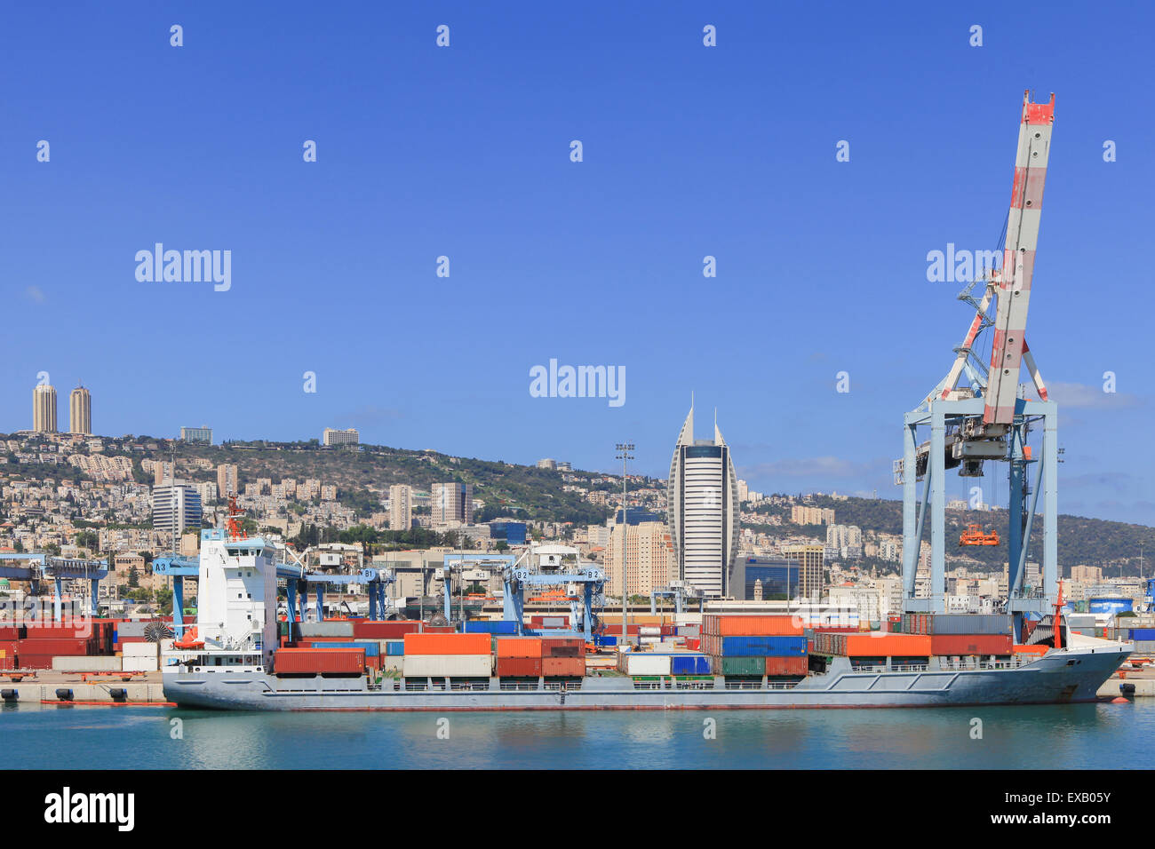 Vue panoramique de la ville de Haïfa de Haïfa avec dock Port-conteneurs et montagne du Carmel dans l'arrière-plan Banque D'Images