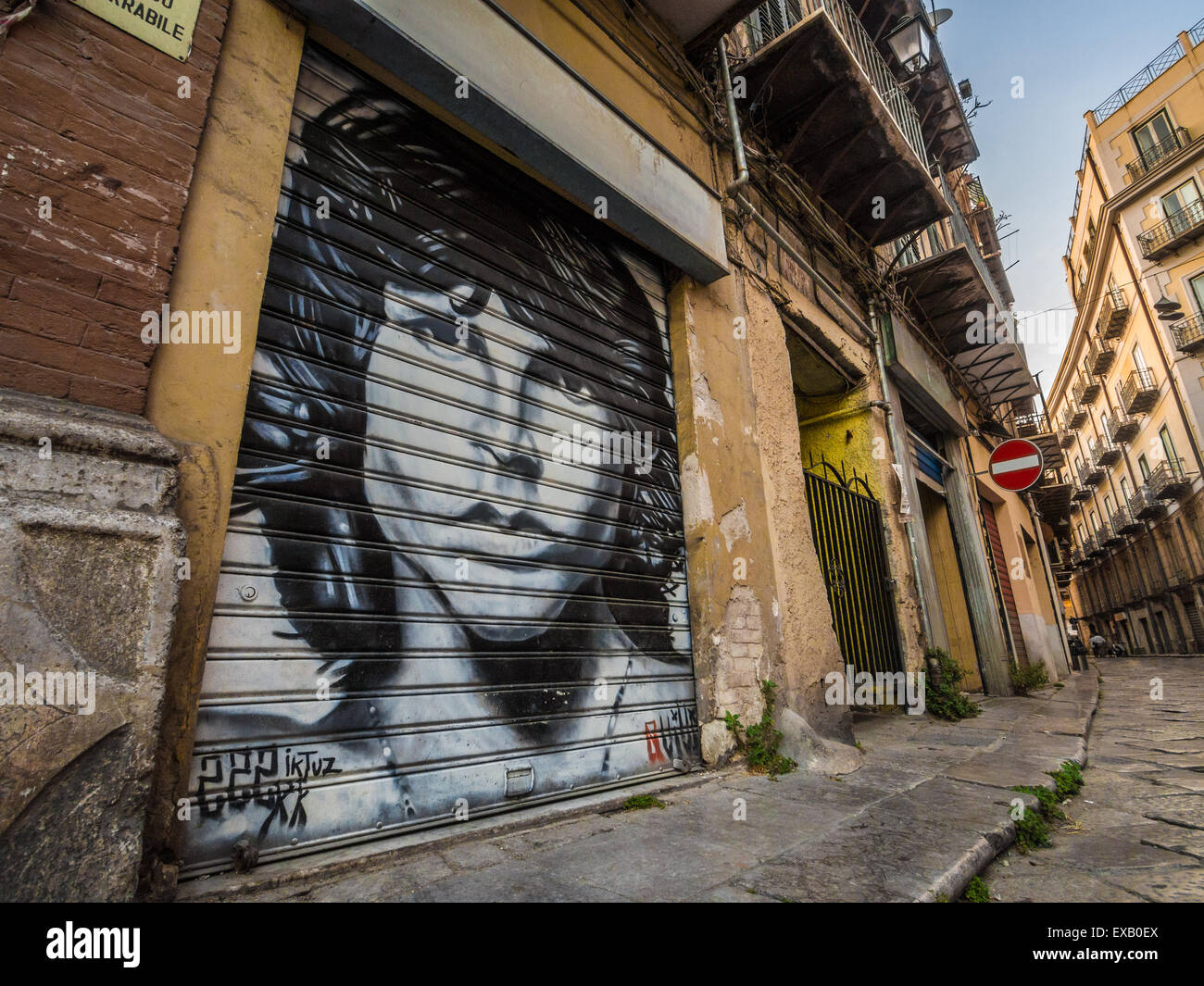 Une murale, street art graffiti ou de Jim Morrison dans les rues de Palerme, Sicile Banque D'Images