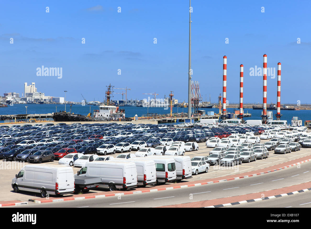 Lignes de nouvelles voitures garées dans un port international Banque D'Images