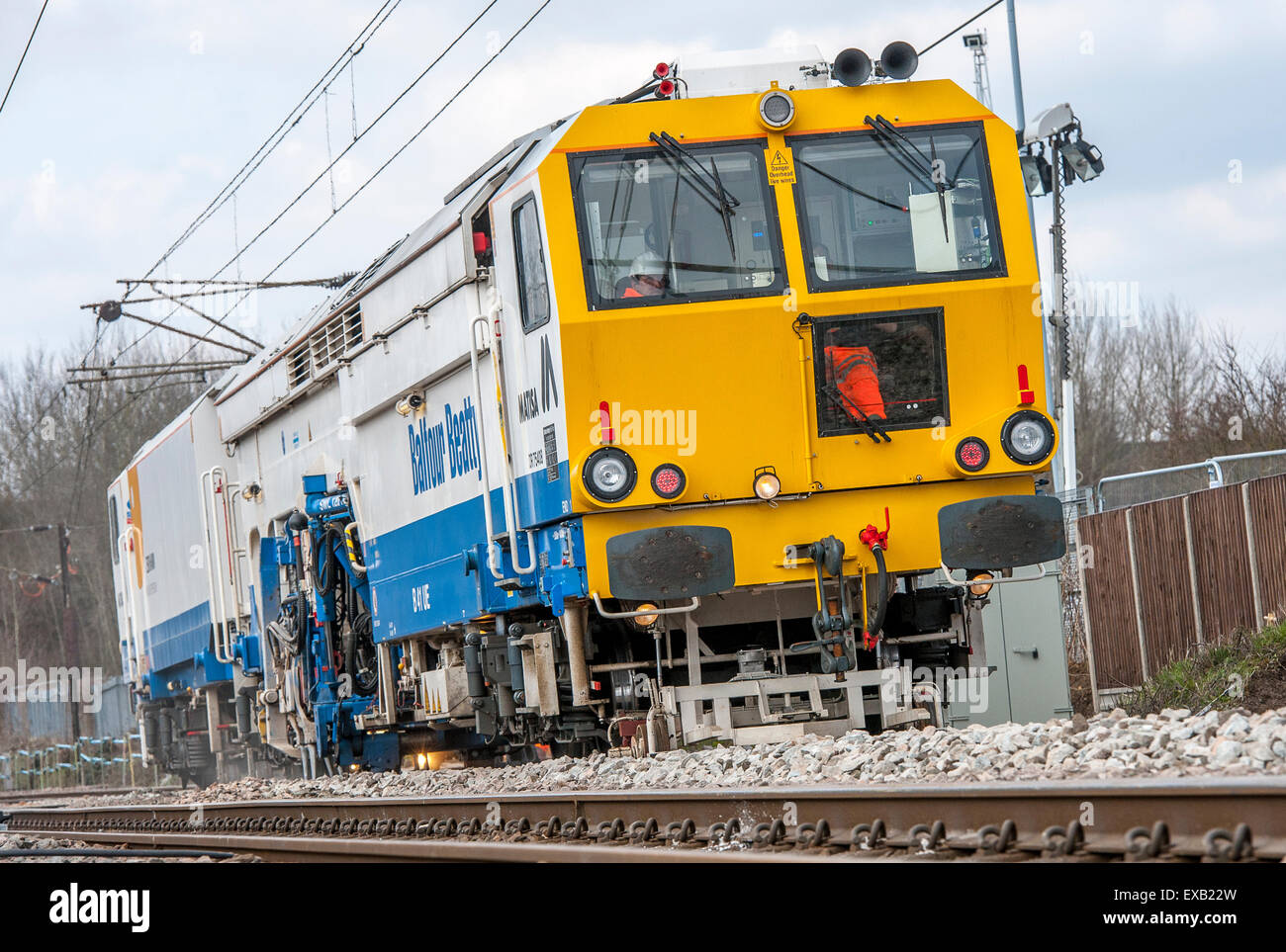 Balfour Beatty falsifier travaillant sur la voie de chemin de fer en Angleterre. Banque D'Images