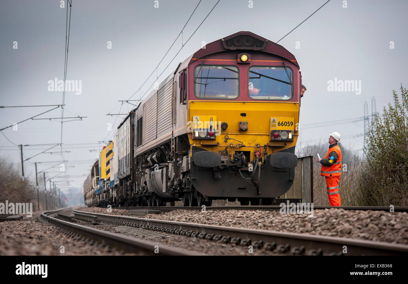 Class 66 dans l'EWS locomotive livrée à la tête d'un train d'entretien. Banque D'Images