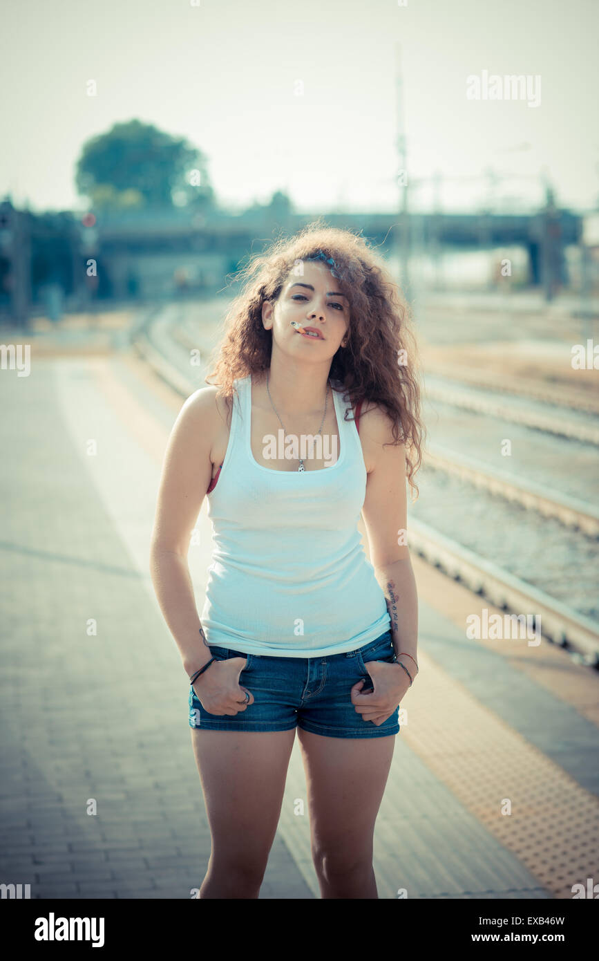 De beaux grands cheveux bouclés hipster femme dans la ville Banque D'Images