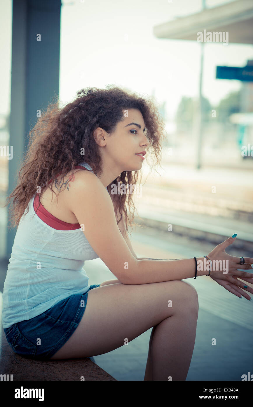 De beaux grands cheveux bouclés hipster femme dans la ville Banque D'Images