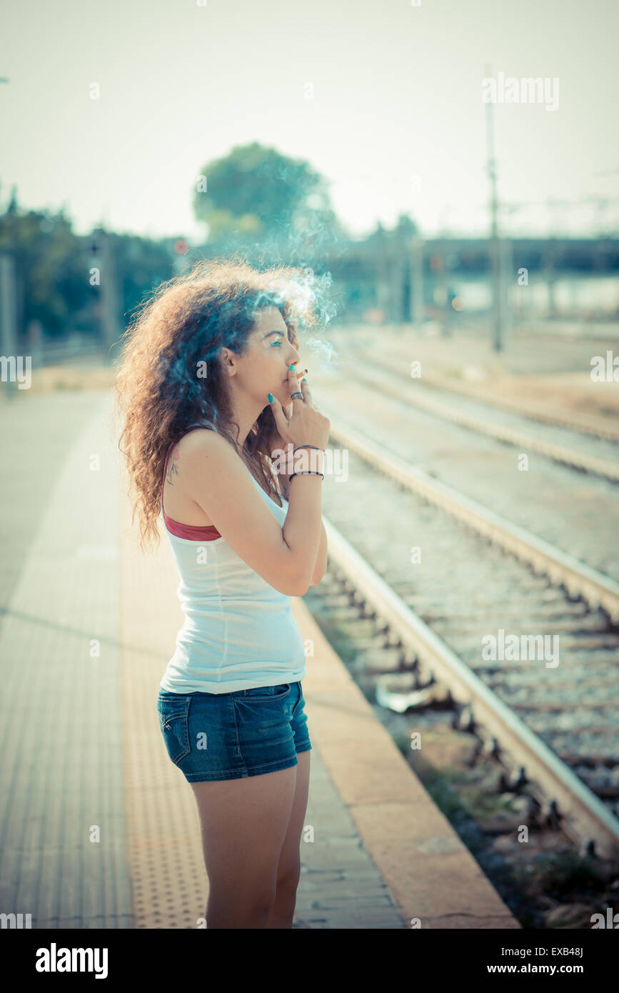 De beaux grands cheveux bouclés hipster femme dans la ville Banque D'Images