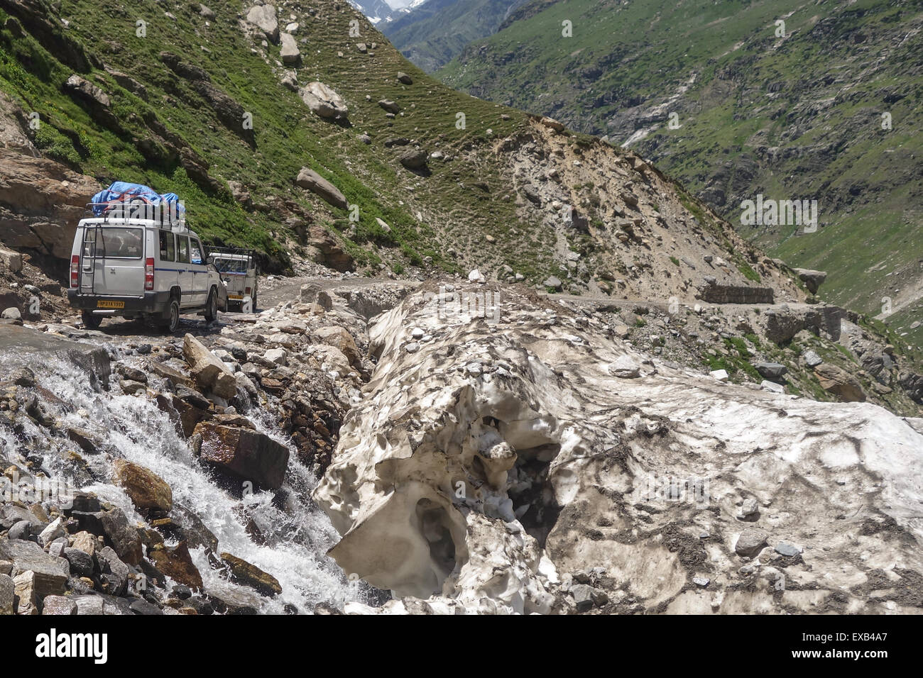 Tata 4x4 chargé avec les touristes et leurs bagages en passant par la fonte des glaces par le voyage entre Spiti Valley et Manali Banque D'Images