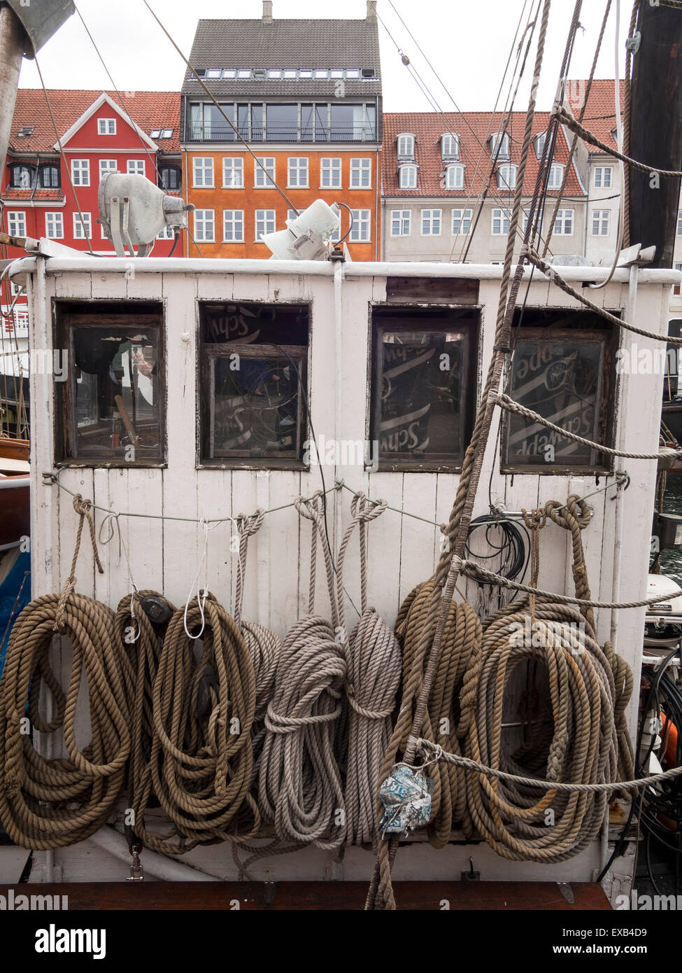 Détail de cordes sur un bateau traditionnel dans le quartier du port Nyhavn de Copenhague,Danemark, Banque D'Images