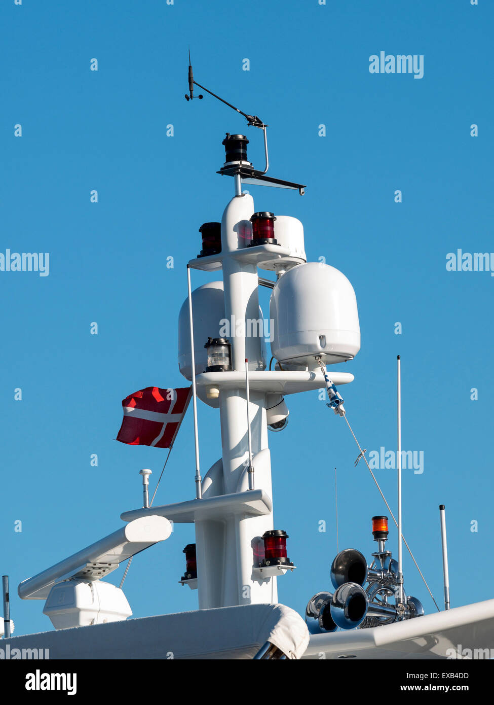 Détail de l'équipement de radar et de communications d'un yacht moderne dans le port de Copenhague,Danemark, Banque D'Images