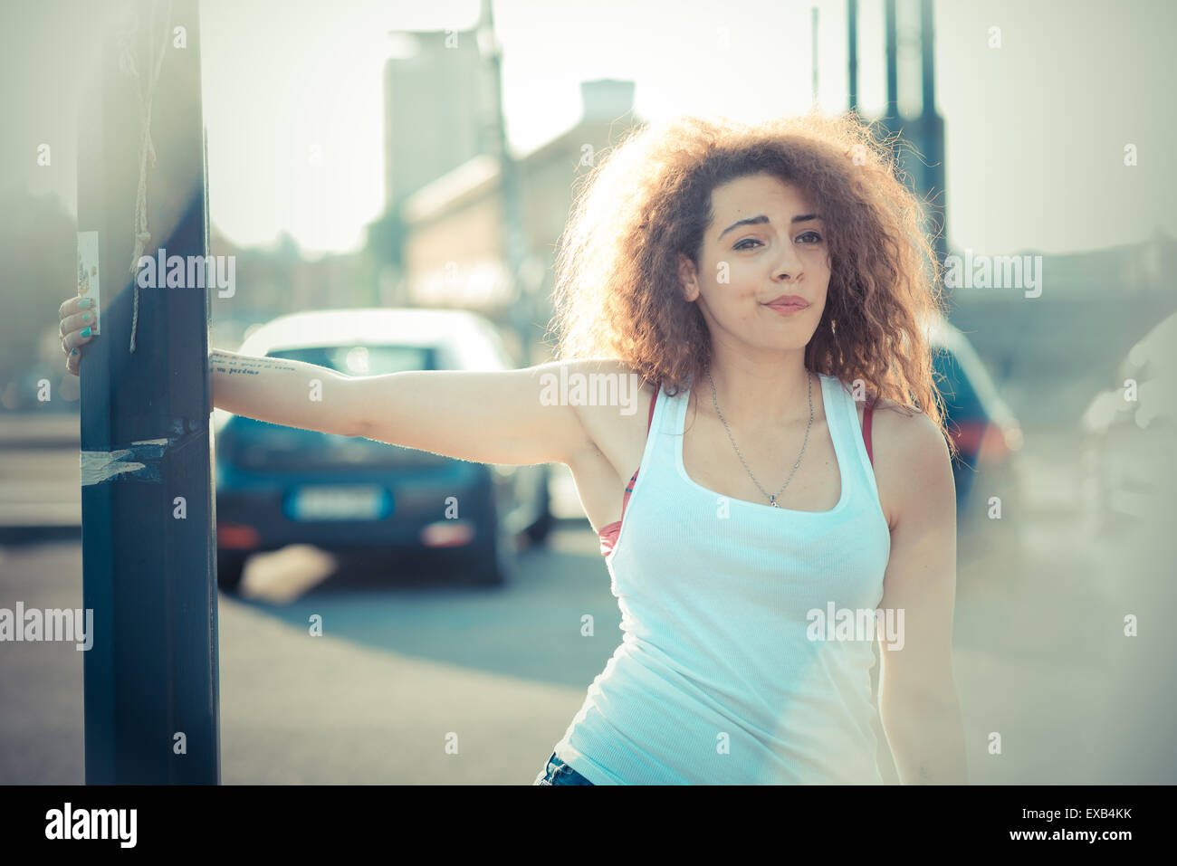 De beaux grands cheveux bouclés hipster femme dans la ville Banque D'Images