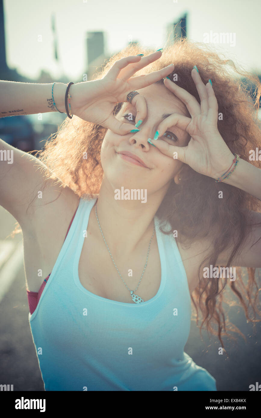 De beaux grands cheveux bouclés hipster femme dans la ville Banque D'Images