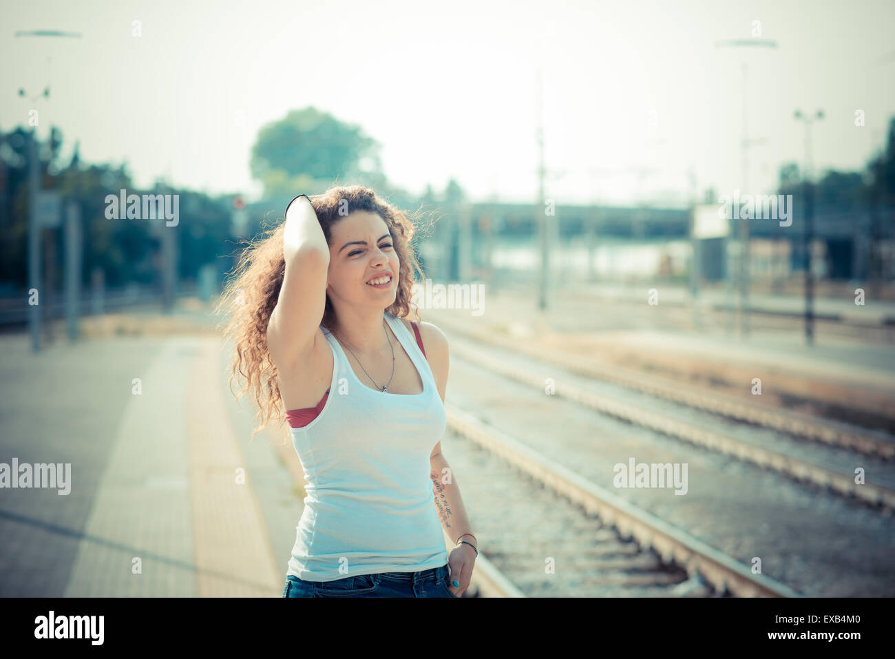 De beaux grands cheveux bouclés hipster femme dans la ville Banque D'Images