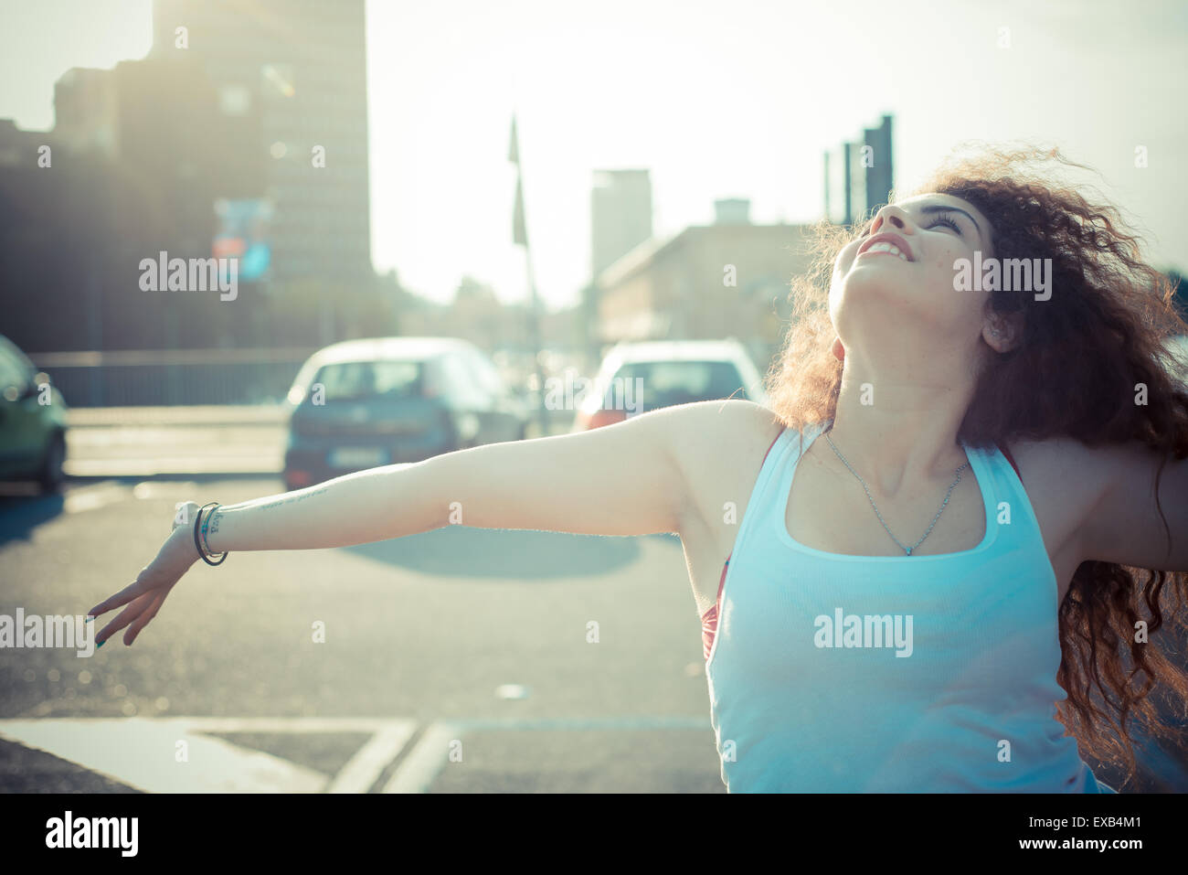 De beaux grands cheveux bouclés hipster femme dans la ville Banque D'Images