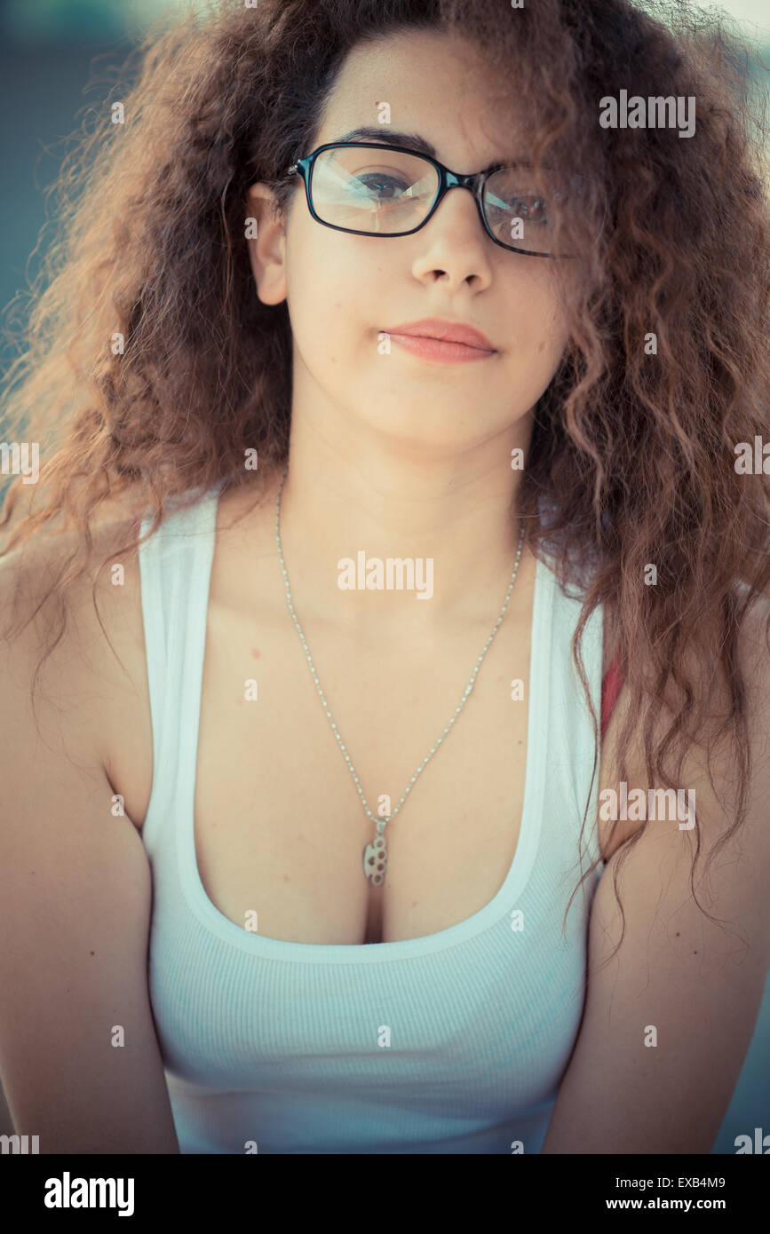 De beaux grands cheveux bouclés hipster femme dans la ville Banque D'Images