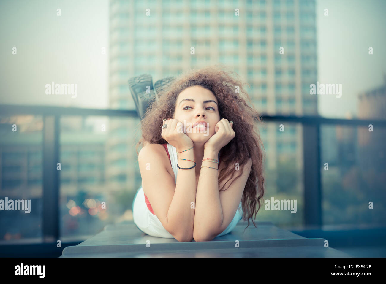 De beaux grands cheveux bouclés hipster femme dans la ville Banque D'Images