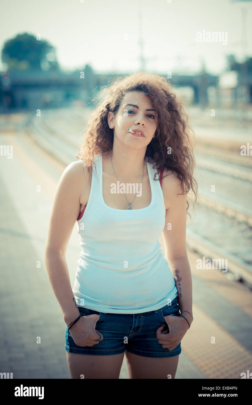 De beaux grands cheveux bouclés hipster femme dans la ville Banque D'Images