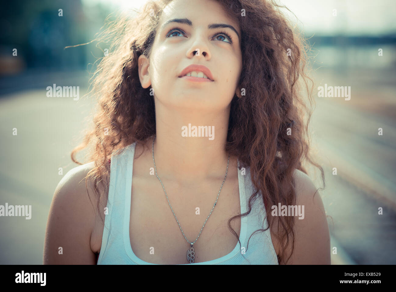 De beaux grands cheveux bouclés hipster femme dans la ville Banque D'Images