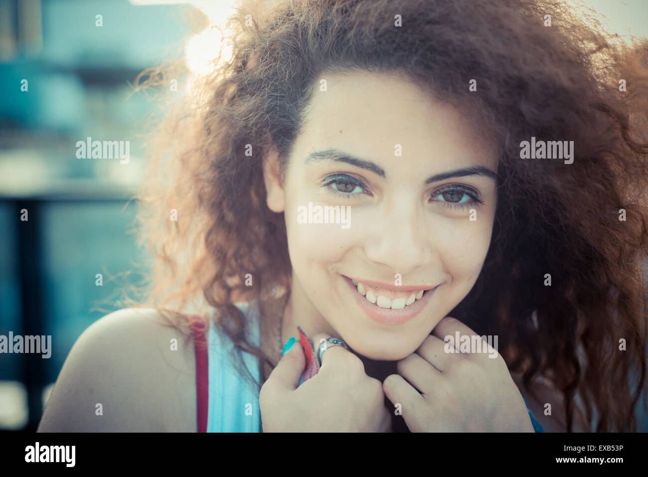 De beaux grands cheveux bouclés hipster femme dans la ville Banque D'Images