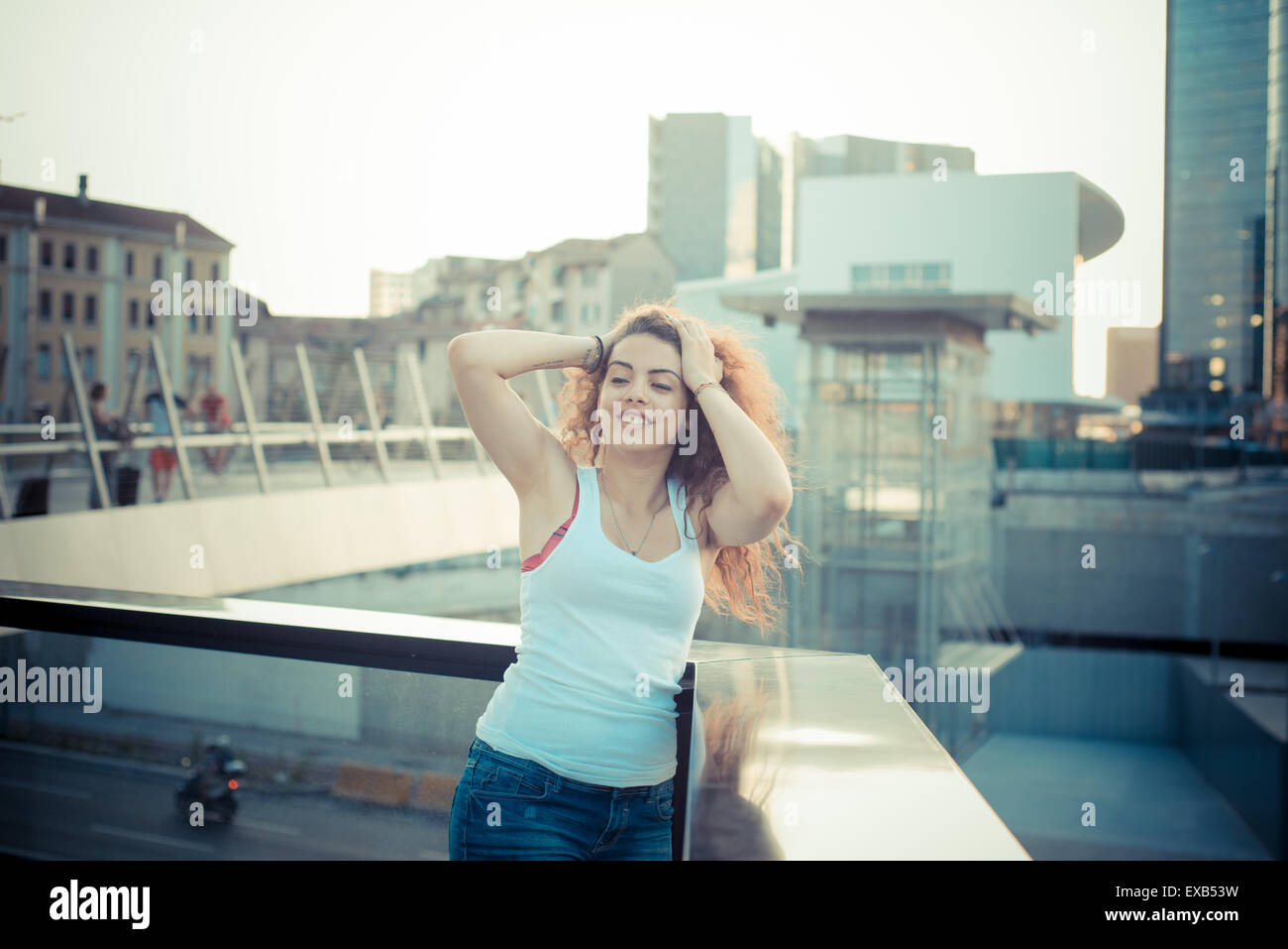 De beaux grands cheveux bouclés hipster femme dans la ville Banque D'Images