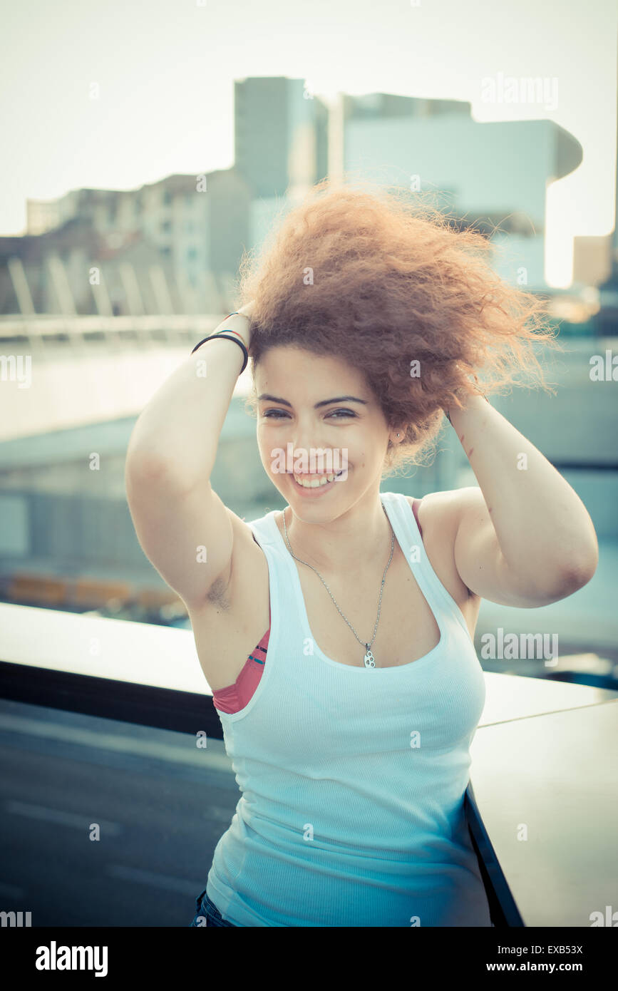 De beaux grands cheveux bouclés hipster femme dans la ville Banque D'Images