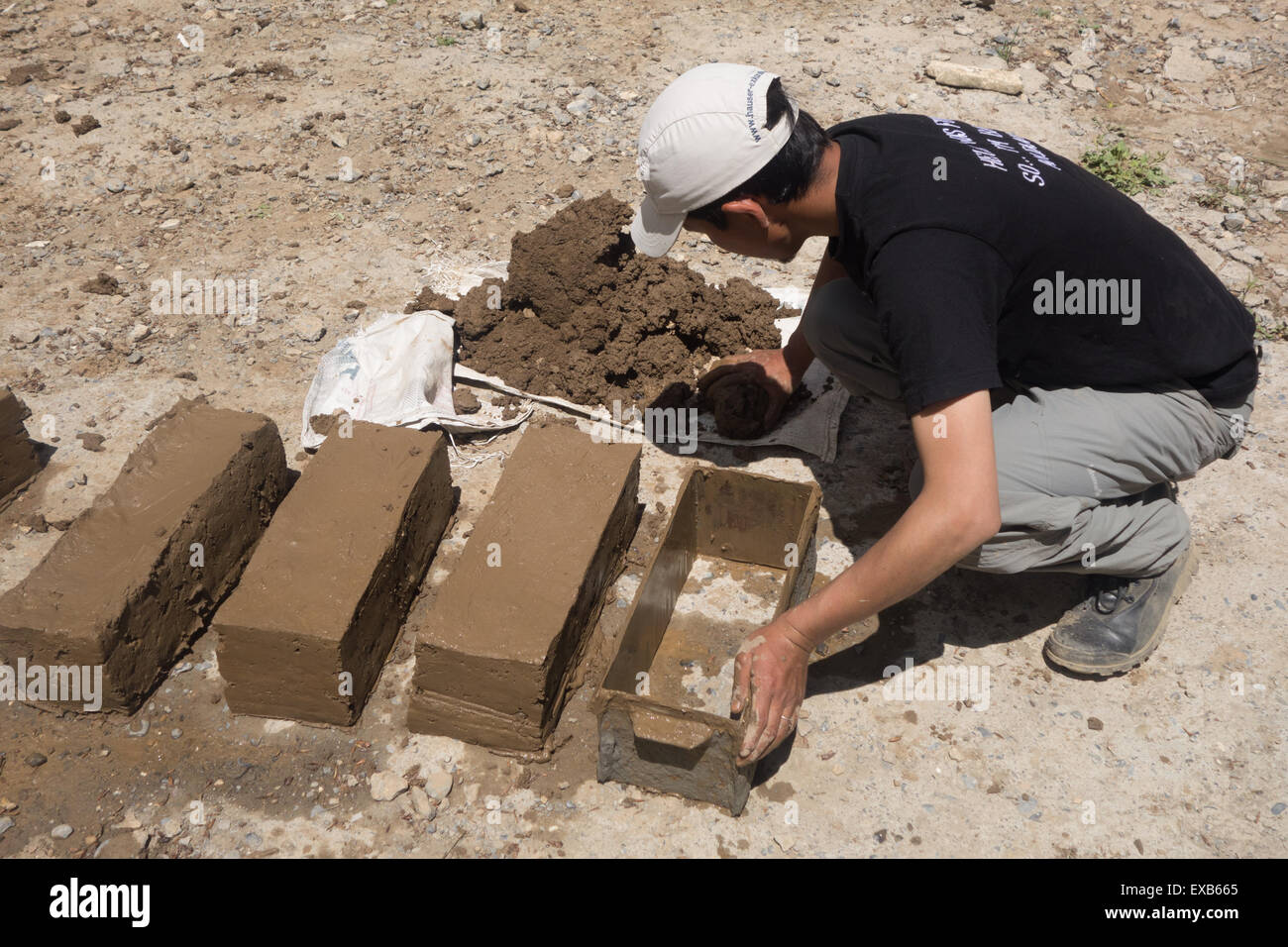 Un travailleur de faire des briques de boue durable pour construire une serre pour cultiver des aliments tout au long de l'année - Himalaya Banque D'Images