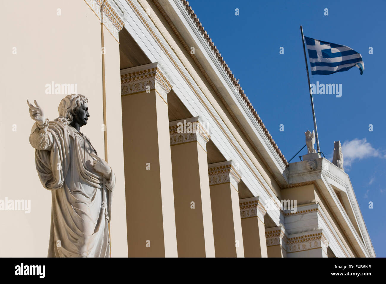 Couleur Noir graffiti sur une statue grecque en dehors de la personnalité de l'Université d'Athènes dans le centre d'Athènes, Grèce Banque D'Images