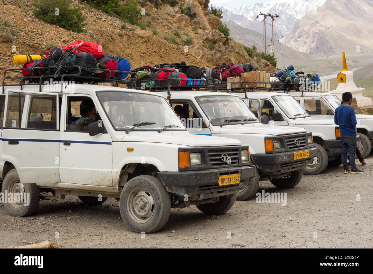 Vallley Spiti, Himachal Pradesh - ligne de Tata 4x4 touristiques eco véhicules chargés de bagages et matériel de camping Banque D'Images