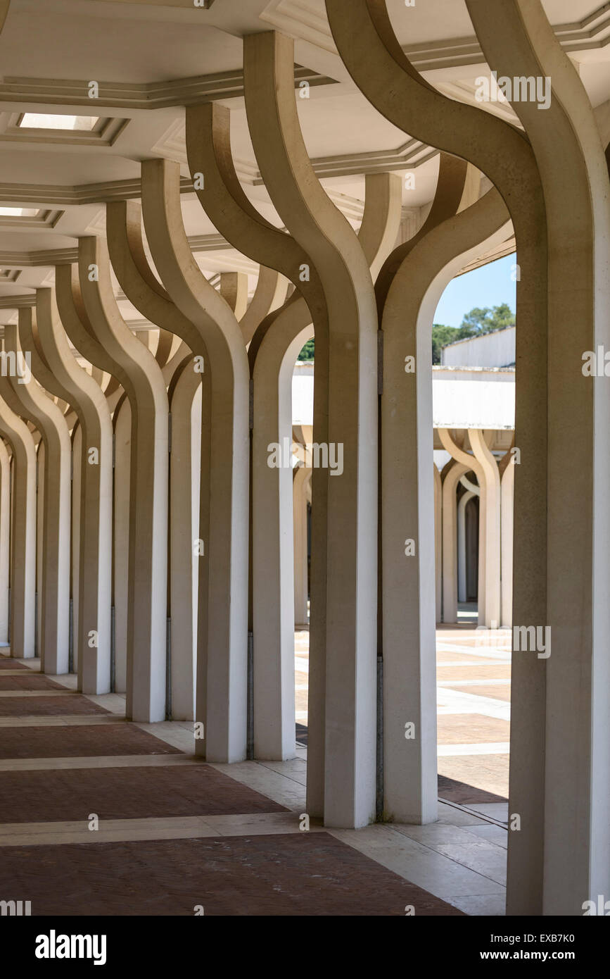 Rome. L'Italie. Mosquée de Rome, Italien Centre culturel islamique, par l'architecte Paolo Portoghesi, achevé en 1994. Banque D'Images