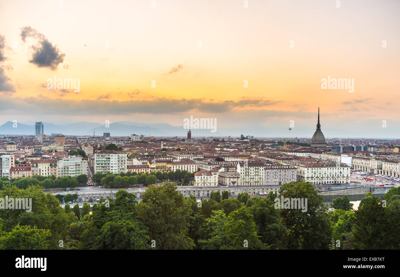 Coucher du soleil, le Torino (Turin), Piémont, Italie. Paysage urbain panoramique du dessus avec Mole Antonelliana dominant sur la ville et romati Banque D'Images