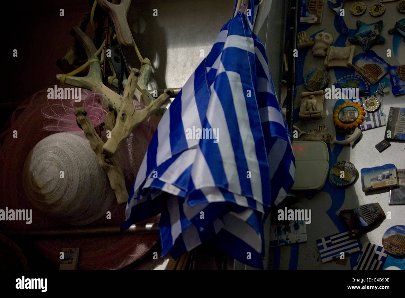 L'arsenal grec protestataire. Des lance-pierres, drapeaux et souvenirs/ souvenirs, à l'arrière d'un kiosque de tabac rue /. Syntagma, GR Banque D'Images
