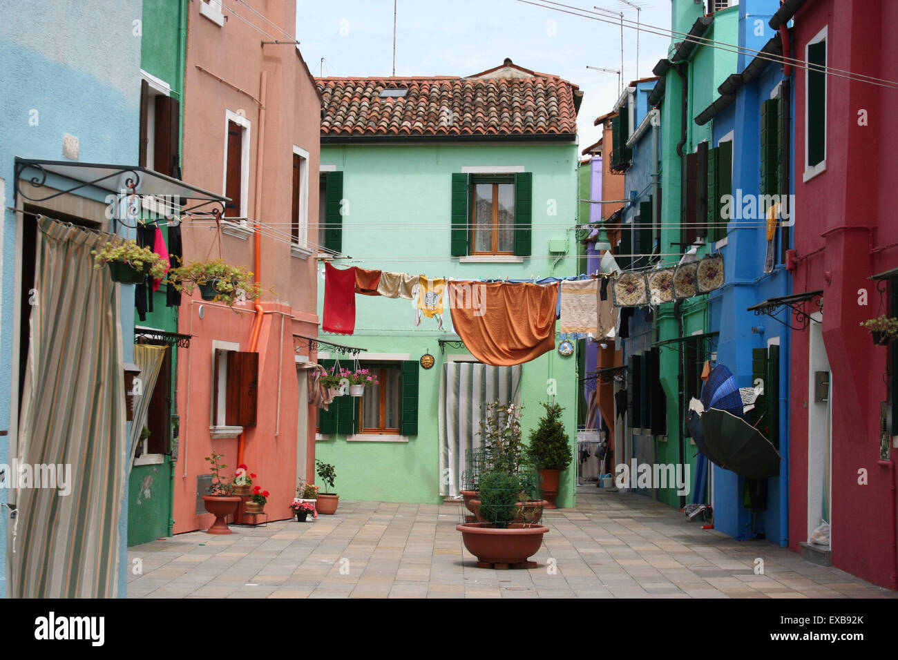 Lave-pendaison sur la ligne de maisons aux couleurs, Burano, Venise. Banque D'Images