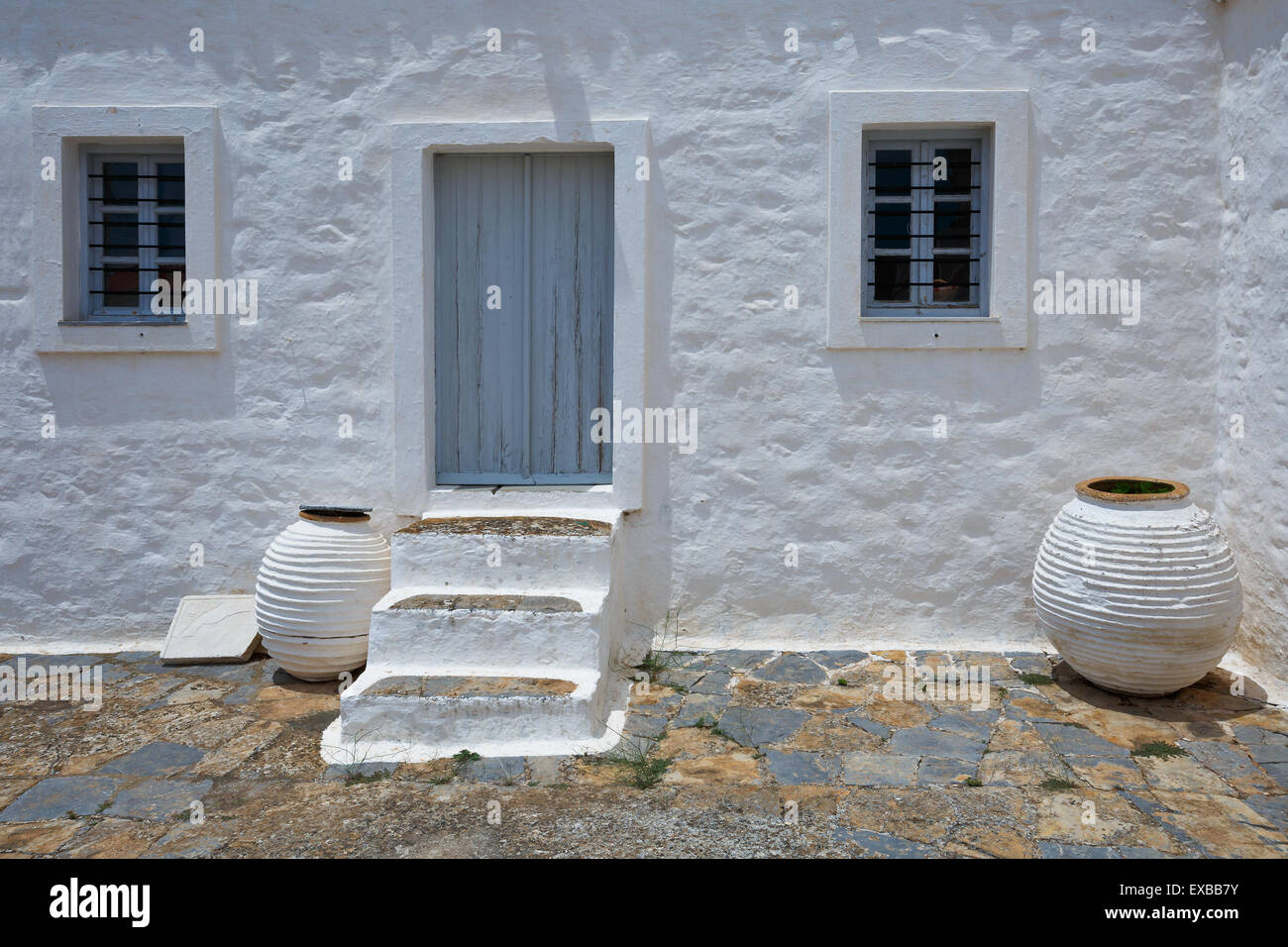 Détails architectoniques et de la poterie dans un monastère sur l'île d'Hydra. Banque D'Images