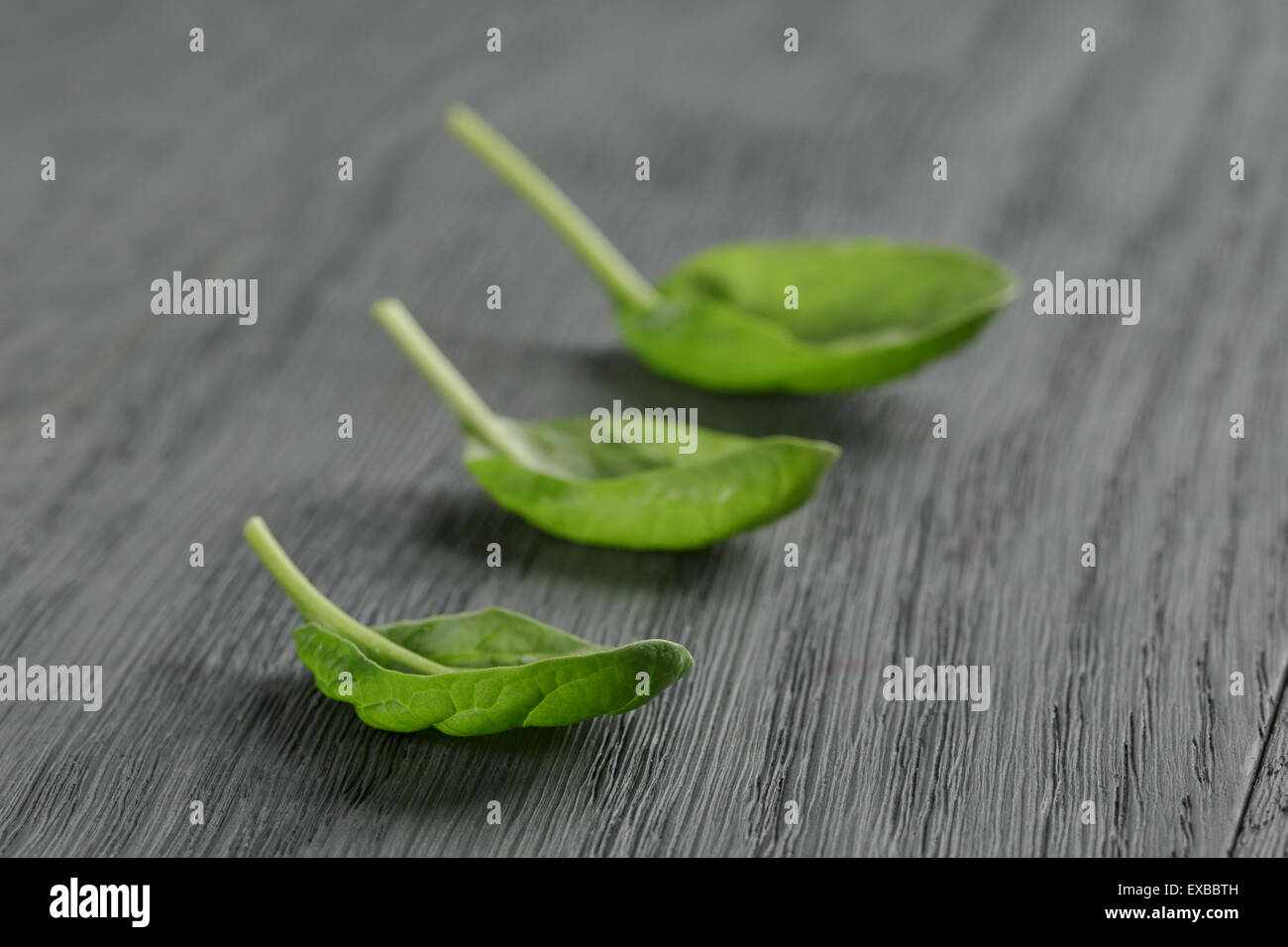 Feuilles d'épinards fraîches sur la table en bois Banque D'Images