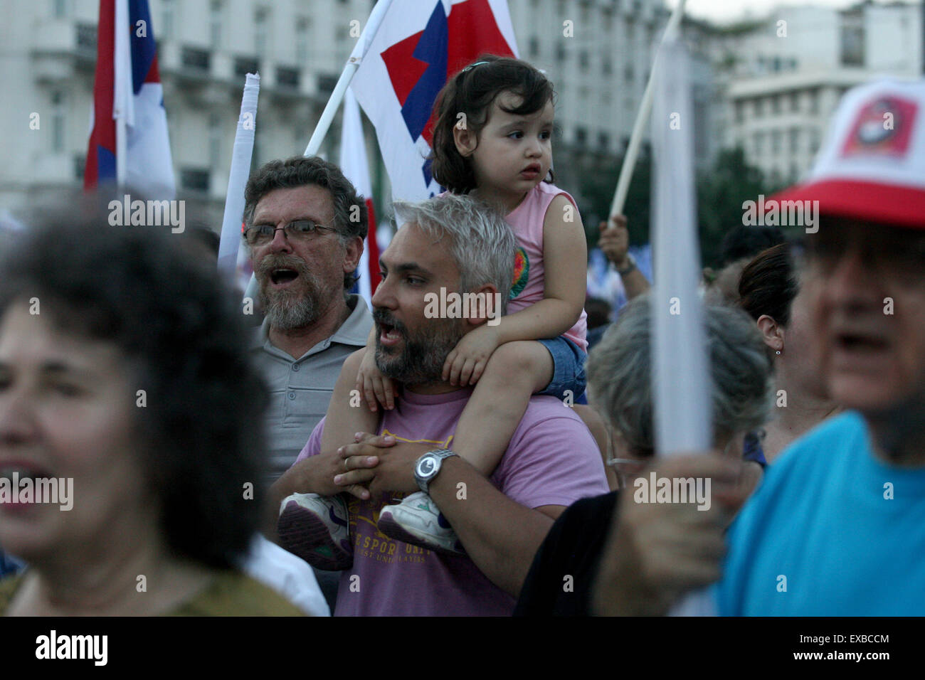 Athènes, Grèce. 10 juillet, 2015. Les gens prennent part à une manifestation anti-austérité devant le Parlement grec à Athènes, Grèce, le 10 juillet 2015. La proposition du gouvernement grec pour un accord avec les créanciers de la dette internationale pour éviter la faillite et un Grexit est évalué par les institutions et les législateurs grecs en parallèle le vendredi. Credit : Marios Lolos/Xinhua/Alamy Live News Banque D'Images